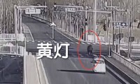 北京街头，一汽车与电动自行车猛烈相撞！事故双方都称是“绿灯”，警方还原真相……