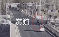 北京街头，一汽车与电动自行车猛烈相撞！事故双方都称是“绿灯”，警方还原真相……
