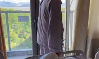深圳男子因机器人切除肿瘤不彻底，时隔18天二次手术，两年后去世；医院：不属医疗事故；鉴定：机器人手术未及时发现肿瘤遗漏，医院担主责