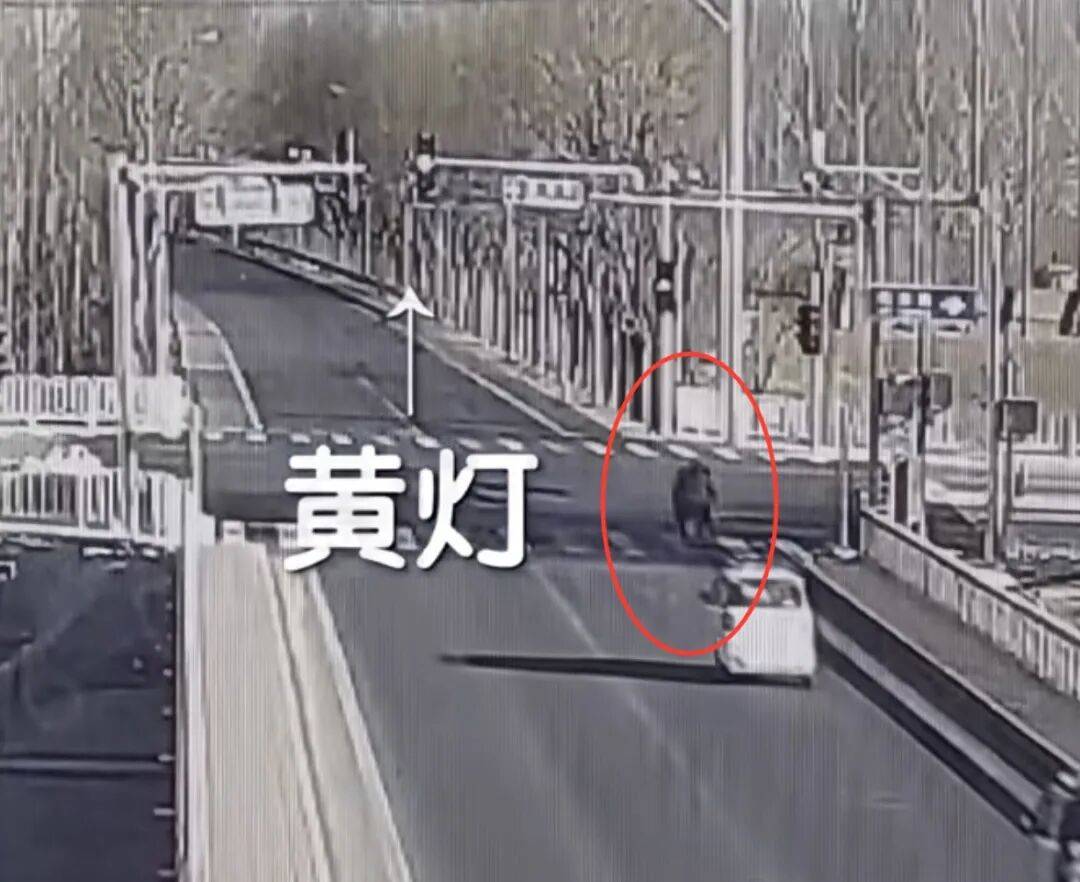 北京街头,一汽车与电动自行车猛烈相撞!事故双方都称是“绿灯”,警方还原真相……