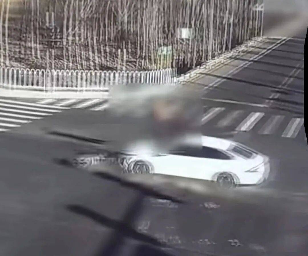 北京街头,一汽车与电动自行车猛烈相撞!事故双方都称是“绿灯”,警方还原真相……